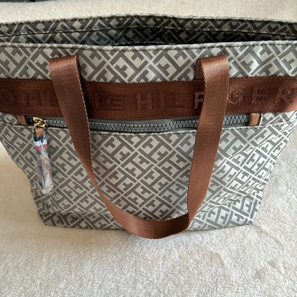 Tommy Hilfiger Handbags - Tommy Hilfiger Brown/Tan Signature Zippered Shopper Tote Bag